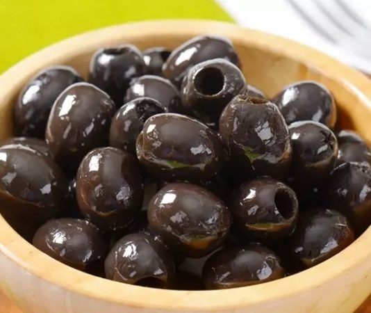 Zeytin, sadece besin kaynağı olarak değil, aynı zamanda köklü bir mirasın temsilcisi olarak da değer görüyor. Türkiye’nin farklı bölgelerinde bulunan asırlık ağaçlar, bu ürünün ne kadar eskiye dayandığını gösteriyor.