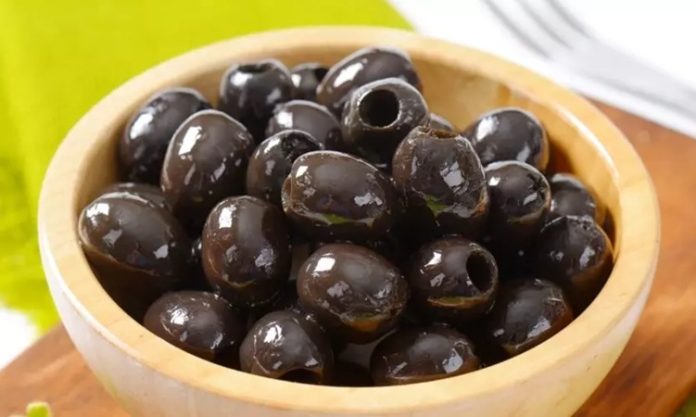 Zeytin-Sofralarin-ve-Kulturun-Vazgecilmez-Lezzeti Zeytin, sadece besin kaynağı olarak değil, aynı zamanda köklü bir mirasın temsilcisi olarak da değer görüyor. Türkiye’nin farklı bölgelerinde bulunan asırlık ağaçlar, bu ürünün ne kadar eskiye dayandığını gösteriyor.