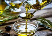 Zeytin ve Zeytinyağı Tadımı Anadolu’nun Sessiz Lezzet Mirası Zeytin, tarih boyunca Akdeniz medeniyetlerinin kutsal meyvesi olarak kabul edilmiştir. Sadece bir besin değil, aynı zamanda barışı, sağlığı ve uzun ömrü simgeleyen özel bir üründür. Anadolu toprakları, binlerce yıldır bu değerli meyveyi yetiştiren ve işleyen önemli coğrafyalardan biridir. Zeytinin bu topraklardaki serüveni, yalnızca bir tarım hikâyesi değil, aynı zamanda bir kültür aktarımıdır. Konulu bir haber görseli.