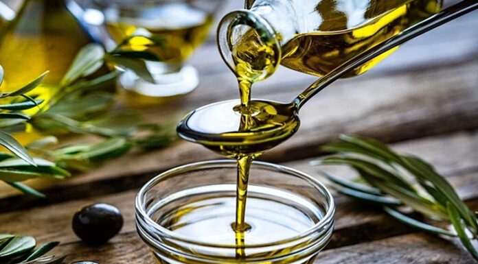Zeytin ve Zeytinyağı Tadımı Anadolu’nun Sessiz Lezzet Mirası Zeytin, tarih boyunca Akdeniz medeniyetlerinin kutsal meyvesi olarak kabul edilmiştir. Sadece bir besin değil, aynı zamanda barışı, sağlığı ve uzun ömrü simgeleyen özel bir üründür. Anadolu toprakları, binlerce yıldır bu değerli meyveyi yetiştiren ve işleyen önemli coğrafyalardan biridir. Zeytinin bu topraklardaki serüveni, yalnızca bir tarım hikâyesi değil, aynı zamanda bir kültür aktarımıdır. Konulu bir haber görseli.