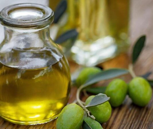 Zeytinyağı, binlerce yıldır insan beslenmesinin vazgeçilmez bir parçası olmuştur. Akdeniz bölgesinde özellikle Yunan, İtalyan ve Türk mutfaklarında temel bir malzeme olarak kullanılır. Zeytinyağı, yemeklere hem tat hem de aroma katarak sofralarda ön plana çıkar. Konulu bir haber görseli.