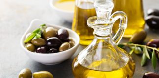 Zeytinyağı, bağışıklık sistemini güçlendirici etkisiyle ön plana çıkıyor. Özellikle E vitamini içeriği sayesinde hücreleri serbest radikallere karşı koruyarak yaşlanma sürecini yavaşlatıyor.