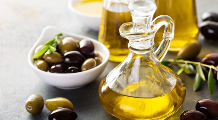 Zeytinyağı, bağışıklık sistemini güçlendirici etkisiyle ön plana çıkıyor. Özellikle E vitamini içeriği sayesinde hücreleri serbest radikallere karşı koruyarak yaşlanma sürecini yavaşlatıyor.