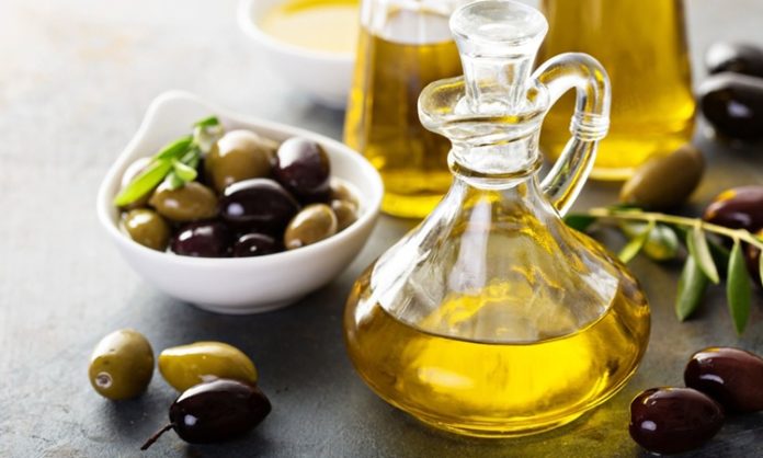 Zeytinyağı, bağışıklık sistemini güçlendirici etkisiyle ön plana çıkıyor. Özellikle E vitamini içeriği sayesinde hücreleri serbest radikallere karşı koruyarak yaşlanma sürecini yavaşlatıyor.