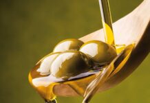 Zeytinyağında pişirme, özellikle Akdeniz mutfağının vazgeçilmez tekniklerinden biridir. Zeytinyağı, hem yemeklere hafif aromatik bir tat katar hem de yiyeceklerin besin değerini korumasına yardımcı olur. Doğru pişirme yöntemiyle, sebzeler, etler ve balıklar daha lezzetli ve sağlıklı hale gelir. Bu teknik, hem ev mutfaklarında hem de profesyonel restoranlarda sıkça uygulanır. Konulu bir haber görseli.