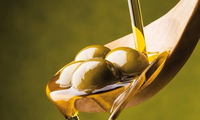 Zeytinyağında pişirme, özellikle Akdeniz mutfağının vazgeçilmez tekniklerinden biridir. Zeytinyağı, hem yemeklere hafif aromatik bir tat katar hem de yiyeceklerin besin değerini korumasına yardımcı olur. Doğru pişirme yöntemiyle, sebzeler, etler ve balıklar daha lezzetli ve sağlıklı hale gelir. Bu teknik, hem ev mutfaklarında hem de profesyonel restoranlarda sıkça uygulanır. Konulu bir haber görseli.