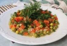 Türk mutfağının vazgeçilmezlerinden biri olan zeytinyağlılar, sofralarda hem lezzet hem de sağlık sunan eşsiz yemeklerdir. Akdeniz ve Ege mutfağının baş tacı olan zeytinyağlı yemekler, sebzelerin en doğal ve sağlıklı haliyle buluştuğu tariflerden oluşur. Özellikle yaz ve bahar aylarında hafif ve ferah tatlarıyla tercih edilen zeytinyağlılar, her sofraya renk ve canlılık katar. Zeytinyağı kullanılarak hazırlanan bu yemekler, sağlıklı beslenmenin en lezzetli örneklerinden biridir. Konulu bir haber görseli.