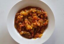 Zimbabve mutfağı, Afrika kıtasının kültürel çeşitliliğini en iyi şekilde yansıtan lezzetlerden oluşur. Geleneksel yemeklerde genellikle mısır, darı, yer fıstığı ve çeşitli sebzeler kullanılır. Özellikle mısır unundan yapılan ve ülkenin temel yiyeceği kabul edilen sadza, neredeyse her öğünde sofralarda yer alır. Sadza, koyu kıvamlı bir lapa olup et, sebze veya soslarla birlikte tüketilir. Bu yemek, hem köylerde hem de şehirlerde Zimbabvelilerin günlük yaşamının ayrılmaz bir parçasıdır. Konulu bir haber görseli.