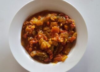 Zimbabve mutfağı, Afrika kıtasının kültürel çeşitliliğini en iyi şekilde yansıtan lezzetlerden oluşur. Geleneksel yemeklerde genellikle mısır, darı, yer fıstığı ve çeşitli sebzeler kullanılır. Özellikle mısır unundan yapılan ve ülkenin temel yiyeceği kabul edilen sadza, neredeyse her öğünde sofralarda yer alır. Sadza, koyu kıvamlı bir lapa olup et, sebze veya soslarla birlikte tüketilir. Bu yemek, hem köylerde hem de şehirlerde Zimbabvelilerin günlük yaşamının ayrılmaz bir parçasıdır. Konulu bir haber görseli.