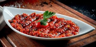 Acılı ezme, özellikle meze sofralarının ve kahvaltı tabaklarının vazgeçilmez tatlarından biridir. Acılı ezme, kırmızı biber, domates ve çeşitli baharatlarla hazırlanan, hem lezzetli hem de besleyici bir mezeyi ifade eder. İçerdiği vitaminler ve mineraller sayesinde vücuda enerji sağlar, bağışıklık sistemini güçlendirir. Aynı zamanda acılı ezme, lif açısından zengin bir meze olduğu için sindirim sistemini destekler ve tokluk hissi yaratır. Konulu bir haber görseli.