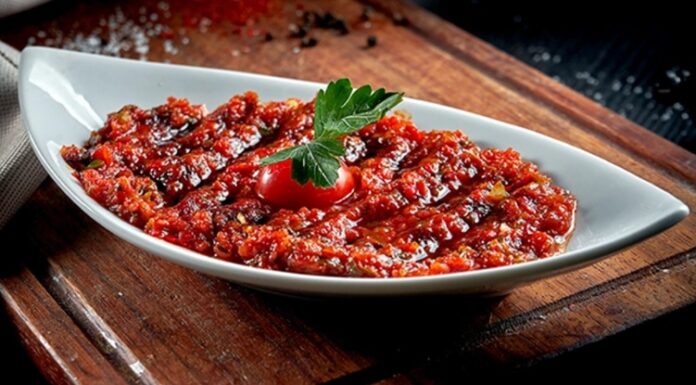 Acılı Ezme İle Sofralara Baharatlı Lezzet Katın Acılı ezme, özellikle meze sofralarının ve kahvaltı tabaklarının vazgeçilmez tatlarından biridir. Acılı ezme, kırmızı biber, domates ve çeşitli baharatlarla hazırlanan, hem lezzetli hem de besleyici bir mezeyi ifade eder. İçerdiği vitaminler ve mineraller sayesinde vücuda enerji sağlar, bağışıklık sistemini güçlendirir. Aynı zamanda acılı ezme, lif açısından zengin bir meze olduğu için sindirim sistemini destekler ve tokluk hissi yaratır. Konulu bir haber görseli.