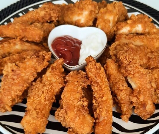 Acılı kanat, tavuk severler için hem lezzetli hem de doyurucu bir atıştırmalık olarak öne çıkıyor. Bu lezzet, özellikle baharat sevenler tarafından tercih ediliyor. Kanatların doğru şekilde hazırlanması, acılı sosun etkili bir şekilde kanata nüfuz etmesini sağlar. Öncelikle kanatlar yıkanır, kurulanır ve fazla yağları temizlenir. Bu adım, pişirme sırasında kanatların daha eşit şekilde kızarmasına ve sosun tutmasına yardımcı olur. Konulu bir haber görseli.