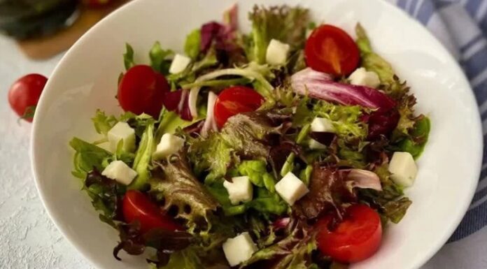 Akdeniz Salatası, adını yetiştiği bölgeden almış olan ve taze, hafif ve besleyici bir salata türüdür. Akdeniz mutfağının vazgeçilmez lezzetlerinden biri olan bu salata, sebzelerin ve doğal malzemelerin uyumuyla sofralara renk ve sağlık getirir. Türkiye’de özellikle yaz aylarında tercih edilen Akdeniz Salatası, hem ferahlatıcı hem de doyurucu bir seçenek sunar. Konulu bir haber görseli.