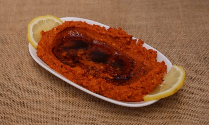 Cevizli biber, özellikle Anadolu mutfağında önemli bir yere sahip olan yöresel tatlardan biridir. Kırmızı biberin lezzeti ile ceviz ve baharatların birleşimi, sofralarda unutulmaz bir aroma oluşturur. Bu meze, hem sağlıklı hem de doyurucu yapısıyla sofralara zenginlik katar. Geleneksel olarak özellikle Güneydoğu ve Akdeniz mutfağında sıklıkla hazırlanan cevizli biber, davet sofralarının vazgeçilmez mezeleri arasında yer alır. Konulu bir haber görseli.