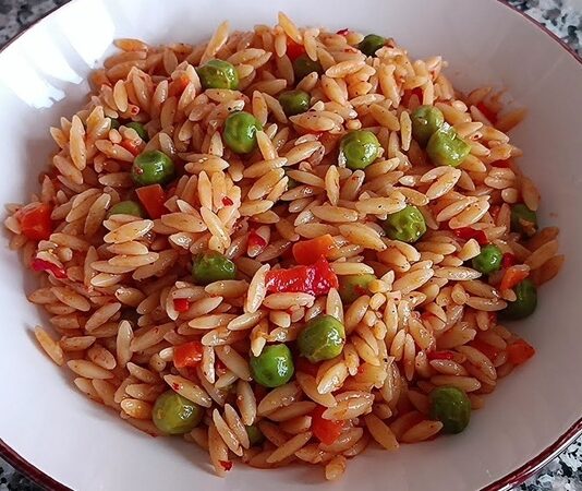 Arpa şehriye pilavı, Türk mutfağında uzun yıllardır yer alan ve hem günlük sofralarda hem de özel davetlerde tercih edilen bir yemektir. Anadolu’nun farklı bölgelerinde kendine özgü tariflerle hazırlanması, pilavın kültürel çeşitliliğini gösterir. Konulu bir haber görseli.