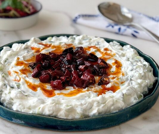 Atom Meze İle Sofralara Baharatlı Lezzet Katın Atom meze, özellikle acı ve baharat sevenlerin sofralarında vazgeçilmez bir yer tutar. Atom meze, biber salçası, sarımsak, ceviz ve çeşitli baharatlarla hazırlanan, hem lezzetli hem de besleyici bir mezedir. İçerdiği baharatlar ve sağlıklı yağlar sayesinde vücuda enerji verir ve bağışıklık sistemini destekler. Ayrıca atom meze, lif açısından zengin bir meze olarak sindirim sistemini destekler ve tokluk hissi yaratır. Konulu bir haber görseli.