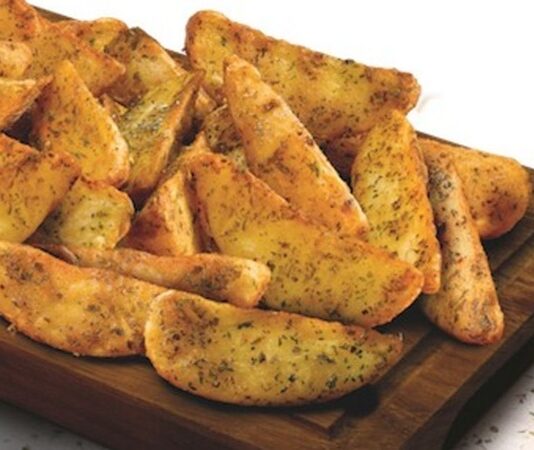 Günümüzde baharatlı patates, hem fast food menülerinde hem de ev mutfaklarında en çok tercih edilen atıştırmalıklardan biri olarak öne çıkıyor. Çıtır patateslerin üzerine çeşitli baharatlar eklenerek hazırlanan bu lezzetli atıştırmalık, özellikle gençler ve öğrenciler arasında büyük ilgi görüyor. Baharatlı patates, klasik patates kızartmasının sade tatlarını zenginleştirerek daha aromatik bir deneyim sunuyor. Konulu bir haber görseli.