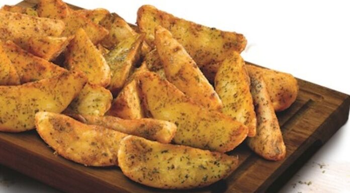 Günümüzde baharatlı patates, hem fast food menülerinde hem de ev mutfaklarında en çok tercih edilen atıştırmalıklardan biri olarak öne çıkıyor. Çıtır patateslerin üzerine çeşitli baharatlar eklenerek hazırlanan bu lezzetli atıştırmalık, özellikle gençler ve öğrenciler arasında büyük ilgi görüyor. Baharatlı patates, klasik patates kızartmasının sade tatlarını zenginleştirerek daha aromatik bir deneyim sunuyor. Konulu bir haber görseli.