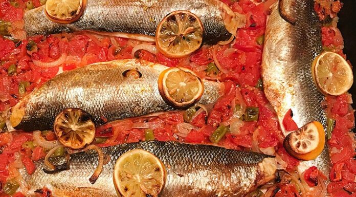 Balık Buğulama: Sağlıklı Ve Aromatik Deniz Lezzeti Balık buğulama, taze balığın düşük ısıda, sebzeler ve aromatik baharatlarla birlikte pişirilmesiyle hazırlanan sağlıklı bir yemektir. Bu yöntem, balığın doğal lezzetini ve besin değerini korurken hafif ve aromatik bir öğün sunar. Buğulama, özellikle diyet yapanlar veya kalori kontrolüne önem verenler için ideal bir pişirme tekniğidir. Konulu bir haber görseli.