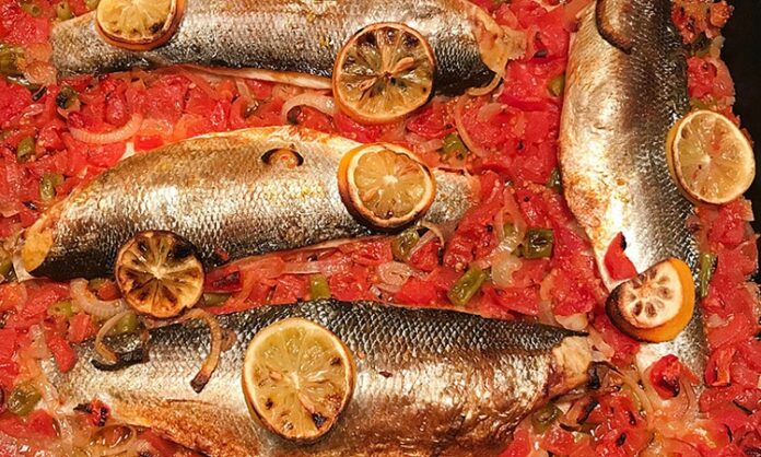 Balık Buğulama Sağlıklı Ve Aromatik Deniz Lezzeti Balık buğulama, taze balığın düşük ısıda, sebzeler ve aromatik baharatlarla birlikte pişirilmesiyle hazırlanan sağlıklı bir yemektir. Bu yöntem, balığın doğal lezzetini ve besin değerini korurken hafif ve aromatik bir öğün sunar. Buğulama, özellikle diyet yapanlar veya kalori kontrolüne önem verenler için ideal bir pişirme tekniğidir. Konulu bir haber görseli.