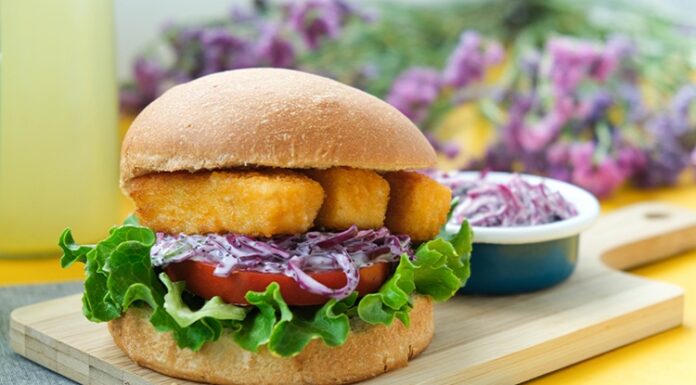Balık Burger: Denizden Gelen Lezzet Fast Food Dünyasında Yükseliyor Fast food kültürü denildiğinde akla genellikle kırmızı et ve tavuk ürünleri gelir. Ancak son yıllarda Balık Burger, hem sağlıklı yaşamı önemseyenler hem de farklı tatlar arayanlar için dikkat çekici bir alternatif haline geldi. Deniz ürünlerinin fast food menülerinde daha fazla yer bulması, tüketicilerin damak zevkini çeşitlendiriyor. Konulu bir haber görseli.