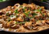 Beef Stroganoff, kökeni Rusya’ya dayanan ve yüzyıllardır dünya mutfağında özel bir yere sahip olan bir yemektir. İsmini Stroganov ailesinden alan bu yemek, 19. yüzyılda aristokrat sofralarında sıkça tercih edilmiştir. İnce dilimlenmiş dana eti, krema bazlı sosla birleşerek hem zengin hem de doyurucu bir tat ortaya çıkarır. Konulu bir haber görseli.