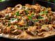 Beef Stroganoff, kökeni Rusya’ya dayanan ve yüzyıllardır dünya mutfağında özel bir yere sahip olan bir yemektir. İsmini Stroganov ailesinden alan bu yemek, 19. yüzyılda aristokrat sofralarında sıkça tercih edilmiştir. İnce dilimlenmiş dana eti, krema bazlı sosla birleşerek hem zengin hem de doyurucu bir tat ortaya çıkarır. Konulu bir haber görseli.