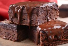 Brownie, çikolata severlerin vazgeçilmez tatlılarından biri olarak mutfaklarda yer alır. Adını İngilizce “brown” kelimesinden alan bu tatlı, koyu renkli ve yoğun çikolatalı yapısıyla tanınır. İlk olarak 19. yüzyılın sonlarında Amerika’da ortaya çıkan brownie, kısa sürede popülerleşmiş ve farklı tariflerle çeşitlendirilmiştir. Konulu bir haber görseli.