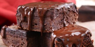 Brownie: Çikolatanın Yoğun Lezzeti Brownie, çikolata severlerin vazgeçilmez tatlılarından biri olarak mutfaklarda yer alır. Adını İngilizce “brown” kelimesinden alan bu tatlı, koyu renkli ve yoğun çikolatalı yapısıyla tanınır. İlk olarak 19. yüzyılın sonlarında Amerika’da ortaya çıkan brownie, kısa sürede popülerleşmiş ve farklı tariflerle çeşitlendirilmiştir. Konulu bir haber görseli.