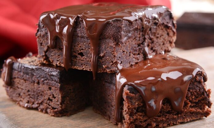 Brownie Çikolatanın Yoğun Lezzeti Brownie, çikolata severlerin vazgeçilmez tatlılarından biri olarak mutfaklarda yer alır. Adını İngilizce “brown” kelimesinden alan bu tatlı, koyu renkli ve yoğun çikolatalı yapısıyla tanınır. İlk olarak 19. yüzyılın sonlarında Amerika’da ortaya çıkan brownie, kısa sürede popülerleşmiş ve farklı tariflerle çeşitlendirilmiştir. Konulu bir haber görseli.