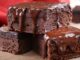 Brownie, çikolata severlerin vazgeçilmez tatlılarından biri olarak mutfaklarda yer alır. Adını İngilizce “brown” kelimesinden alan bu tatlı, koyu renkli ve yoğun çikolatalı yapısıyla tanınır. İlk olarak 19. yüzyılın sonlarında Amerika’da ortaya çıkan brownie, kısa sürede popülerleşmiş ve farklı tariflerle çeşitlendirilmiştir. Konulu bir haber görseli.
