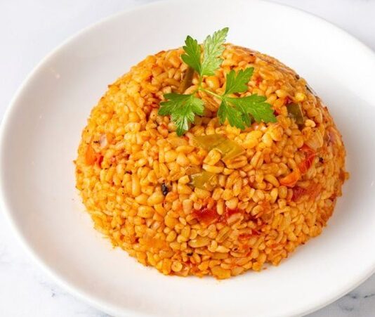 Bulgur pilavı, Türk mutfağının vazgeçilmez yemeklerinden biridir ve yüzyıllardır sofralarda yerini korur. Hem hafif hem de doyurucu olması, onu günlük öğünler için ideal kılar. Tarih boyunca özellikle Anadolu mutfağında kahvaltılardan ana yemeklere kadar geniş bir kullanım alanına sahiptir. Konulu bir haber görseli.