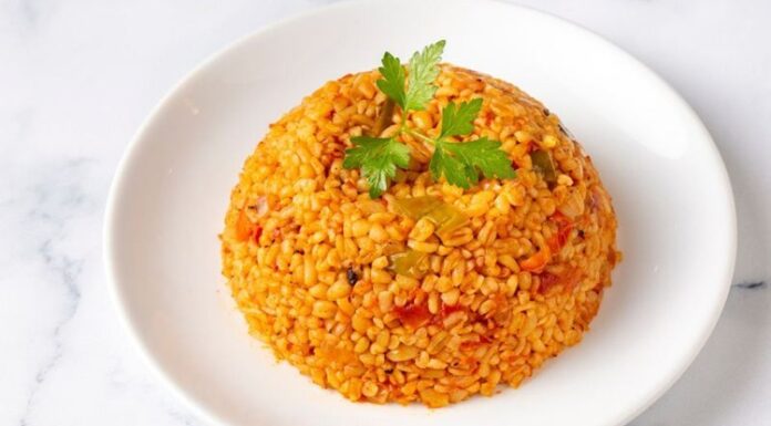 Bulgur Pilavı: Sofraların Sağlıklı Ve Lezzetli Tercihi Bulgur pilavı, Türk mutfağının vazgeçilmez yemeklerinden biridir ve yüzyıllardır sofralarda yerini korur. Hem hafif hem de doyurucu olması, onu günlük öğünler için ideal kılar. Tarih boyunca özellikle Anadolu mutfağında kahvaltılardan ana yemeklere kadar geniş bir kullanım alanına sahiptir. Konulu bir haber görseli.