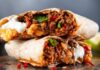 Burrito, Meksika mutfağının dünya çapında en çok tanınan yemeklerinden biridir. Adı İspanyolca’da “küçük eşek” anlamına gelse de bu lezzet, adını içindeki malzemelerin sarılıp taşınabilir olmasından almıştır. Tarihi 19. yüzyıl sonlarına kadar uzanan burrito, ilk olarak kuzey Meksika’da yaygınlaşmış, daha sonra Amerika Birleşik Devletleri’nin güney bölgelerinde büyük ilgi görmüştür. Konulu bir haber görseli.