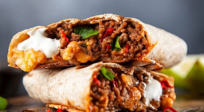 Burrito Dünyada Popülerliği Artan Lezzet Burrito, Meksika mutfağının dünya çapında en çok tanınan yemeklerinden biridir. Adı İspanyolca’da “küçük eşek” anlamına gelse de bu lezzet, adını içindeki malzemelerin sarılıp taşınabilir olmasından almıştır. Tarihi 19. yüzyıl sonlarına kadar uzanan burrito, ilk olarak kuzey Meksika’da yaygınlaşmış, daha sonra Amerika Birleşik Devletleri’nin güney bölgelerinde büyük ilgi görmüştür. Konulu bir haber görseli.