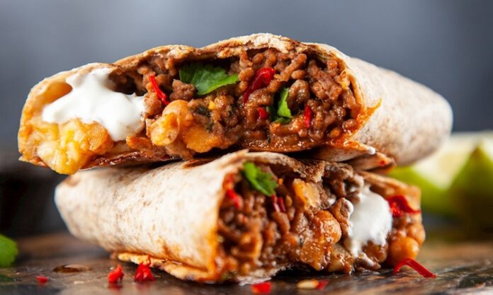 Burrito Dünyada Popülerliği Artan Lezzet Burrito, Meksika mutfağının dünya çapında en çok tanınan yemeklerinden biridir. Adı İspanyolca’da “küçük eşek” anlamına gelse de bu lezzet, adını içindeki malzemelerin sarılıp taşınabilir olmasından almıştır. Tarihi 19. yüzyıl sonlarına kadar uzanan burrito, ilk olarak kuzey Meksika’da yaygınlaşmış, daha sonra Amerika Birleşik Devletleri’nin güney bölgelerinde büyük ilgi görmüştür. Konulu bir haber görseli.