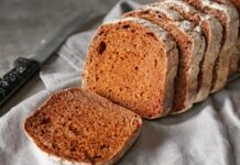 Geleneksel Türk mutfağının değerli ekmek çeşitlerinden biri olan çavdar ekmeği, özellikle sağlıklı beslenmeyi önemseyen bireyler tarafından tercih edilmektedir. Yüzyıllardır Anadolu’da yapılan bu ekmek, sadece lezzetiyle değil, besleyici özellikleriyle de öne çıkar. Çavdar ekmeği, düşük glisemik indeksi sayesinde kan şekeri seviyesini dengeleyerek gün boyunca enerji sağlar. Konulu bir haber görseli.