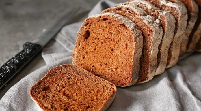 Çavdar Ekmeği Lezzeti ve Sağlıklı Alternatifleri Geleneksel Türk mutfağının değerli ekmek çeşitlerinden biri olan çavdar ekmeği, özellikle sağlıklı beslenmeyi önemseyen bireyler tarafından tercih edilmektedir. Yüzyıllardır Anadolu’da yapılan bu ekmek, sadece lezzetiyle değil, besleyici özellikleriyle de öne çıkar. Çavdar ekmeği, düşük glisemik indeksi sayesinde kan şekeri seviyesini dengeleyerek gün boyunca enerji sağlar. Konulu bir haber görseli.