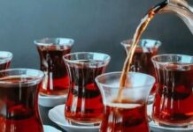 Çay, yüzyıllardır farklı kültürlerde günlük yaşamın önemli bir parçası olmuştur. Asya kökenli bu içecek, hem ritüel hem de sosyal etkileşim aracı olarak benimsenmiştir. Çin’de başlayan çay kültürü, zamanla Japonya, Hindistan ve Türkiye gibi ülkelere yayılmıştır. Konulu bir haber görseli.