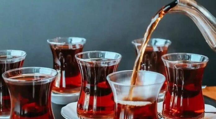 Çay: Günlük Hayatın Vazgeçilmez Ritüeli Çay, yüzyıllardır farklı kültürlerde günlük yaşamın önemli bir parçası olmuştur. Asya kökenli bu içecek, hem ritüel hem de sosyal etkileşim aracı olarak benimsenmiştir. Çin’de başlayan çay kültürü, zamanla Japonya, Hindistan ve Türkiye gibi ülkelere yayılmıştır. Konulu bir haber görseli.