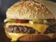 Cheeseburger Lezzetin Peynirlisi Cheeseburger, adını aldığı peynirle birleşerek hamburgerin en sevilen versiyonlarından biri olmuştur. İlk olarak 1920’lerde Amerika’da ortaya çıktığı bilinen cheeseburger, kısa sürede tüm dünyaya yayılarak milyonların vazgeçilmez lezzeti haline gelmiştir. Hamburgerin köfte ve ekmekten oluşan temel yapısına eriyen peynirin eklenmesiyle doğan bu tarif, damakta farklı bir tat yaratmıştır. Konulu bir haber görseli.