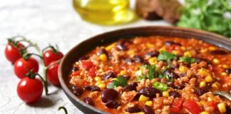 Chili Con Carne, Meksika ve Amerika mutfaklarının kesişim noktasında doğmuş, dünya genelinde tanınan baharatlı bir yemektir. İsminin anlamı “etli biber” olup, temelinde kırmızı biber ve dana eti yer alır. Kökeni konusunda farklı tartışmalar bulunsa da genellikle Meksika kökenli olduğu kabul edilir. Ancak Texas mutfağının da bu yemeğin yaygınlaşmasında büyük payı vardır. Konulu bir haber görseli.