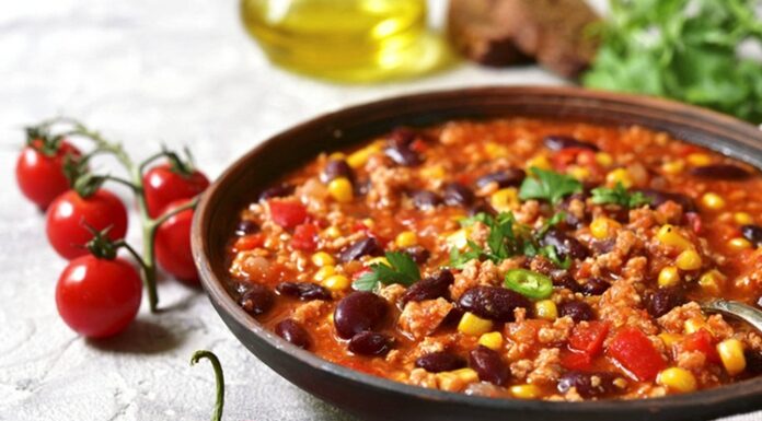 Chili Con Carne Dünyanın En Baharatlı Lezzetlerinden Biri Chili Con Carne, Meksika ve Amerika mutfaklarının kesişim noktasında doğmuş, dünya genelinde tanınan baharatlı bir yemektir. İsminin anlamı “etli biber” olup, temelinde kırmızı biber ve dana eti yer alır. Kökeni konusunda farklı tartışmalar bulunsa da genellikle Meksika kökenli olduğu kabul edilir. Ancak Texas mutfağının da bu yemeğin yaygınlaşmasında büyük payı vardır. Konulu bir haber görseli.