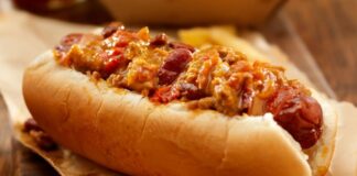 Amerika mutfağının en sevilen sokak lezzetlerinden biri olan chili dog, klasik hot dog’un baharatlı bir versiyonudur. Kökeni 20. yüzyılın başlarına uzanan bu yiyecek, özellikle Teksas ve Kaliforniya sokaklarında popüler hale gelmiştir. Klasik sosis ve ekmek kombinasyonunun üzerine eklenen acılı chili sos, chili dog’un karakteristik özelliğini oluşturur. Konulu bir haber görseli.