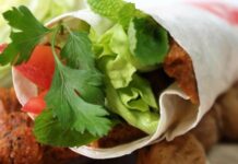 Türk mutfağının en sevilen sokak lezzetlerinden biri olan çiğ köfte dürüm, uzun yıllardır kültürel mirasımızın önemli bir parçası olarak sofralarda yerini koruyor. Tarihi, Güneydoğu Anadolu bölgesine dayanan çiğ köfte, zaman içinde hem yapım teknikleriyle hem de sunum şekilleriyle büyük bir değişim geçirdi. Geleneksel olarak etli yapılan çiğ köfte, günümüzde etsiz haliyle daha çok tüketilmekte ve sağlıklı bir alternatif olarak öne çıkmaktadır. Konulu bir haber görseli.