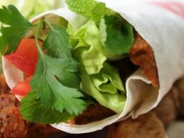 Türk mutfağının en sevilen sokak lezzetlerinden biri olan çiğ köfte dürüm, uzun yıllardır kültürel mirasımızın önemli bir parçası olarak sofralarda yerini koruyor. Tarihi, Güneydoğu Anadolu bölgesine dayanan çiğ köfte, zaman içinde hem yapım teknikleriyle hem de sunum şekilleriyle büyük bir değişim geçirdi. Geleneksel olarak etli yapılan çiğ köfte, günümüzde etsiz haliyle daha çok tüketilmekte ve sağlıklı bir alternatif olarak öne çıkmaktadır. Konulu bir haber görseli.