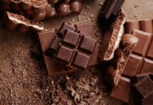 Çikolata, insanlık tarihinin en sevilen tatlılarından biridir. İlk olarak Orta Amerika’da Mayalar ve Aztekler tarafından keşfedilen çikolata, kakao çekirdeklerinin işlenmesiyle elde edilmiştir. Başlangıçta içecek olarak tüketilen çikolata, zamanla Avrupa’ya taşınmış ve katı formda üretimi yaygınlaşmıştır. Konulu bir haber görseli.