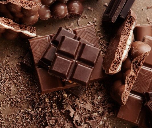 Çikolata, insanlık tarihinin en sevilen tatlılarından biridir. İlk olarak Orta Amerika’da Mayalar ve Aztekler tarafından keşfedilen çikolata, kakao çekirdeklerinin işlenmesiyle elde edilmiştir. Başlangıçta içecek olarak tüketilen çikolata, zamanla Avrupa’ya taşınmış ve katı formda üretimi yaygınlaşmıştır. Konulu bir haber görseli.