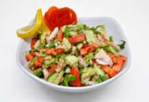 Çoban Salata, özellikle Akdeniz mutfağının en sevilen salatalarından biridir. Türkiye’deki sofraların vazgeçilmezi haline gelmiş olan bu salata, basit malzemeleriyle bile büyük bir lezzet sunar. Adını, köken olarak çobanların taze sebzelerden hızlıca hazırladığı hafif ve doyurucu bir öğünden alır. Tarih boyunca çiftçilerin ve çobanların besleyici öğün ihtiyaçlarını karşılamasıyla popülerleşmiştir. Konulu bir haber görseli.