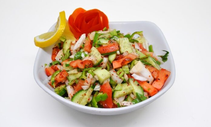Çoban Salata Lezzeti Ve Sağlıklı Sofraların Vazgeçilmezi Çoban Salata, özellikle Akdeniz mutfağının en sevilen salatalarından biridir. Türkiye’deki sofraların vazgeçilmezi haline gelmiş olan bu salata, basit malzemeleriyle bile büyük bir lezzet sunar. Adını, köken olarak çobanların taze sebzelerden hızlıca hazırladığı hafif ve doyurucu bir öğünden alır. Tarih boyunca çiftçilerin ve çobanların besleyici öğün ihtiyaçlarını karşılamasıyla popülerleşmiştir. Konulu bir haber görseli.